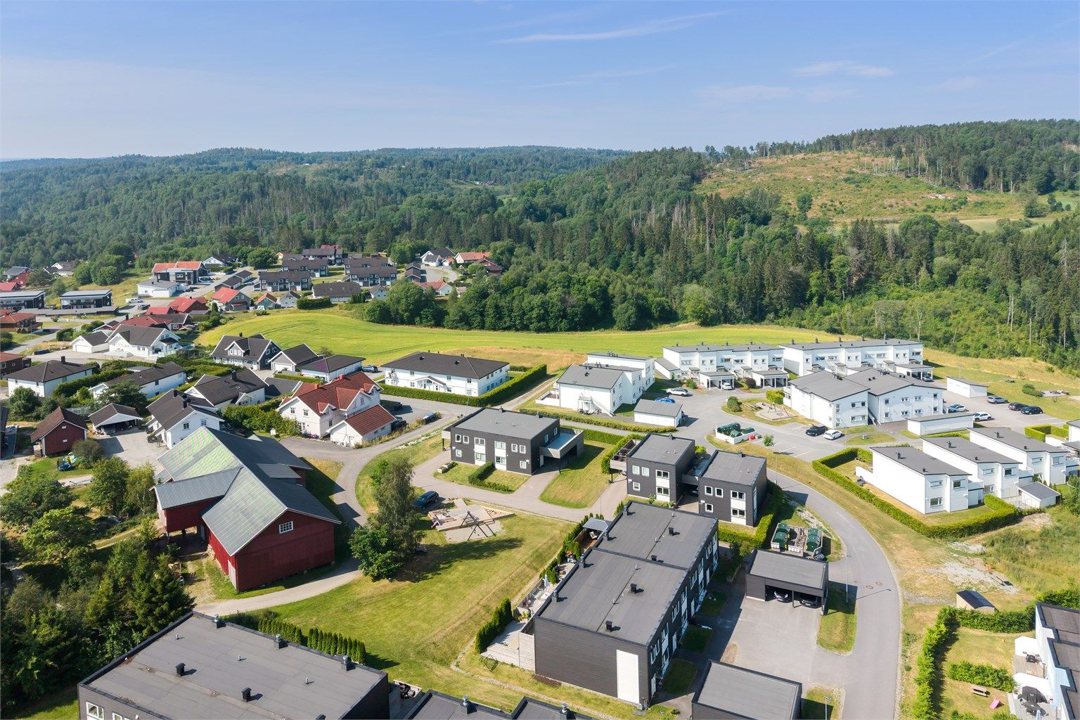 Her bor du med skog og mark som nærmeste nabo, med flotte turmuligheter.