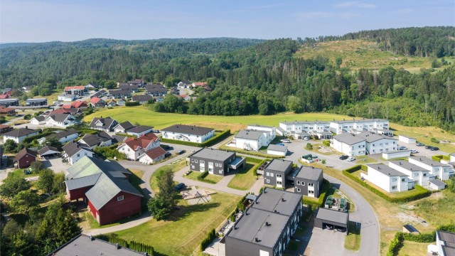 Her bor du med skog og mark som nærmeste nabo, med flotte turmuligheter.