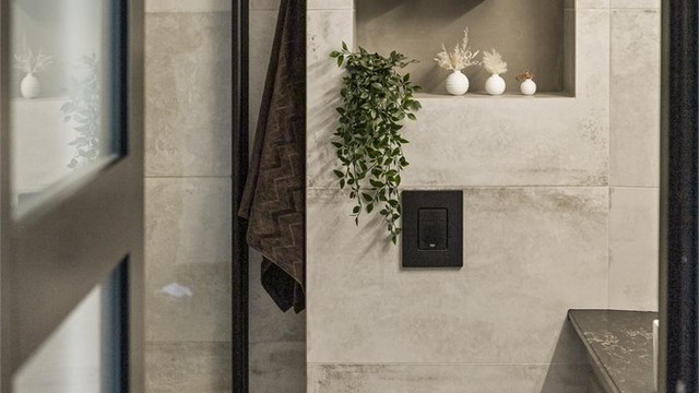 Badet ble totalrenovert i 2022 med moderne fliser, vegghengt toalett og elektrisk gulvvarme.