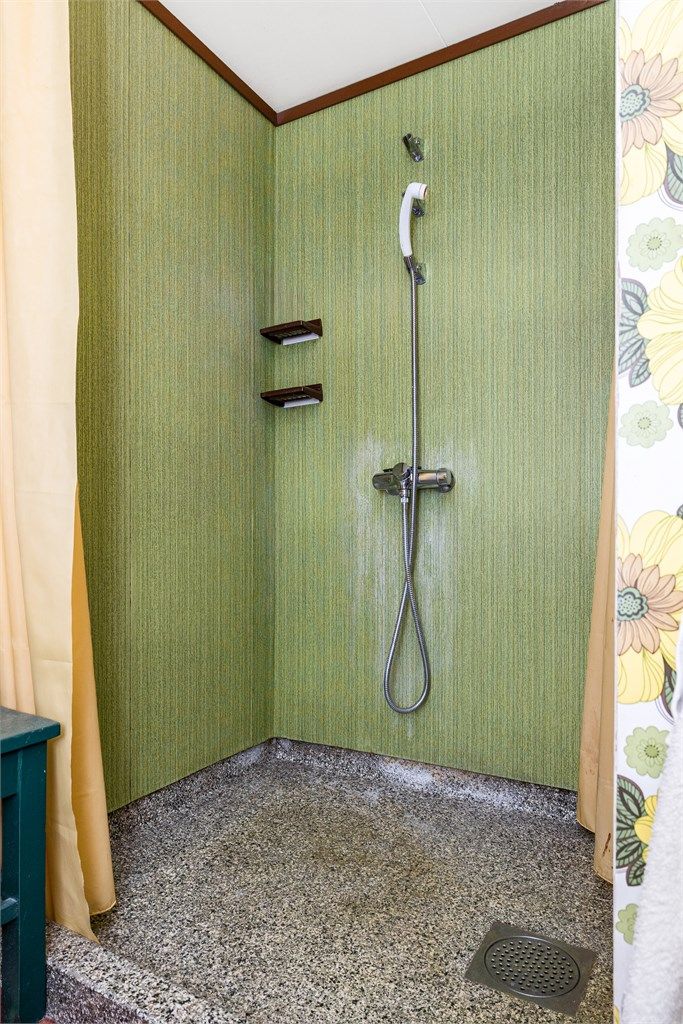 Dusjhjørne med forheng og enkelt garintyr
