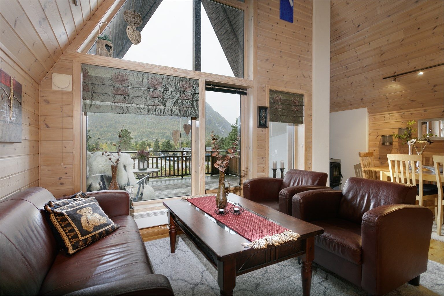 Stuen er luftig og det er godt med naturlig lysinnslipp fra store vinduer