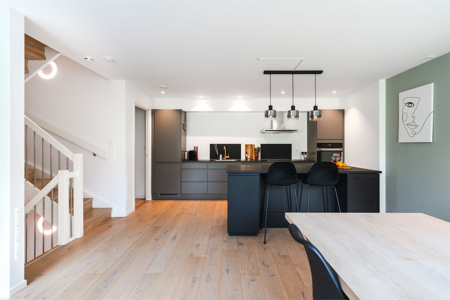 Kjøkkeninnredning fra Huseby med folierte fronter og laminat benkeplate.
