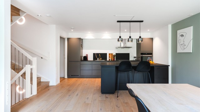 Kjøkkeninnredning fra Huseby med folierte fronter og laminat benkeplate.