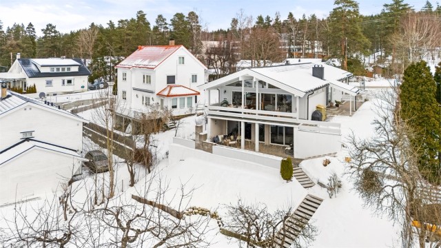 Velkommen til Øvre Prinsdals Vei 53F - en tiltalende og innholdsrik enebolig på 335 BRA | Stort allrom med unik takhøyde og peis | Stor, solrik hage | Carport