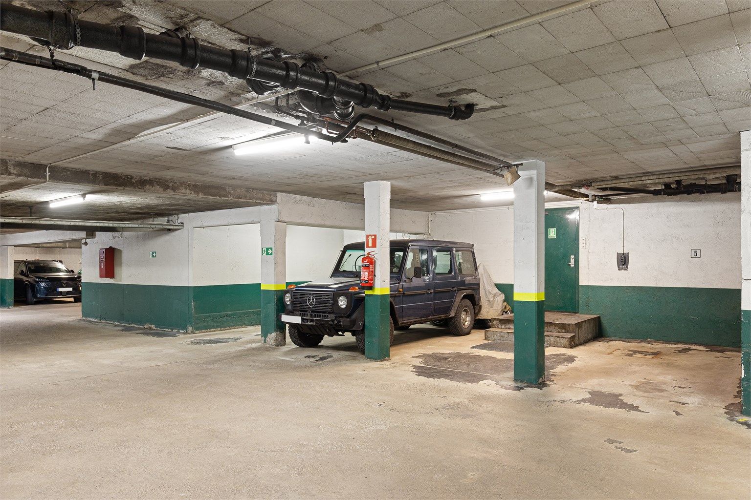 Medfølgende garasjeplass i kjeller gjør parkeringen både enkel og komfortabel året rundt. Plassen er merket nr. 5 og har opplegg for elbillading. Det er kun et par trappetrinn fra leilighetens etasjeplan til garasjekjeller