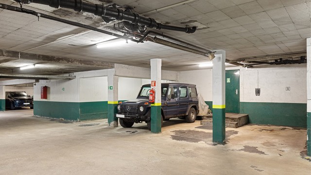 Medfølgende garasjeplass i kjeller gjør parkeringen både enkel og komfortabel året rundt. Plassen er merket nr. 5 og har opplegg for elbillading. Det er kun et par trappetrinn fra leilighetens etasjeplan til garasjekjeller