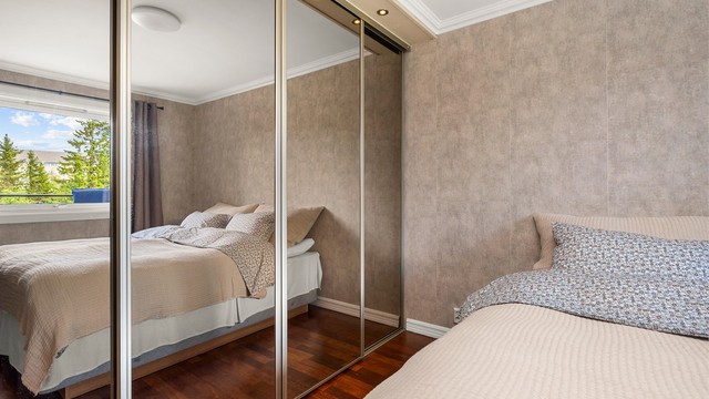Hovedsoverom har praktisk plassbygd skyvedørsgarderobe. Nytt bryterpanel med dimmer ble montert i 2019.