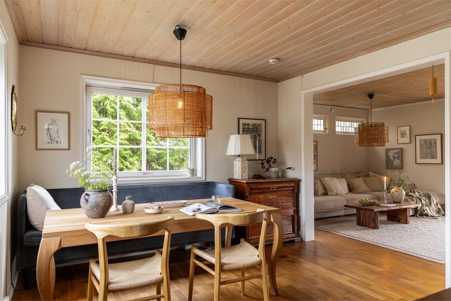 Spisestuen er et naturlig samlingspunkt med god plass til langbord som kan trekkes helt ut i stuen når noe skal feires. 