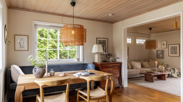 Spisestuen er et naturlig samlingspunkt med god plass til langbord som kan trekkes helt ut i stuen når noe skal feires.