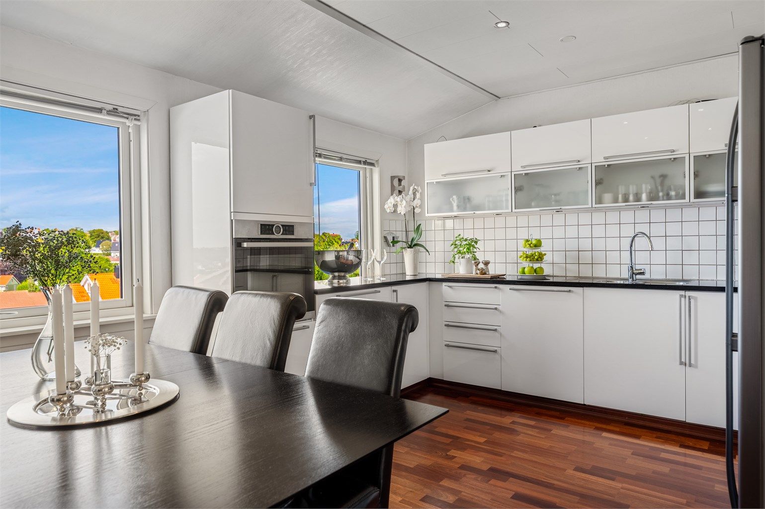 Boligen har et flott og tidløst kjøkken fra 2008/2009 med plass til spisebord. 