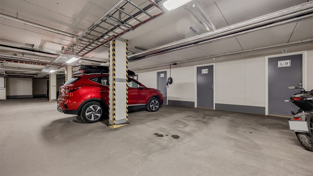 Leiligheten disponerer en parkeringsplass og en sportsbod i felles oppvarmet garasjeanlegg. Plassen og boden er merket med L-10