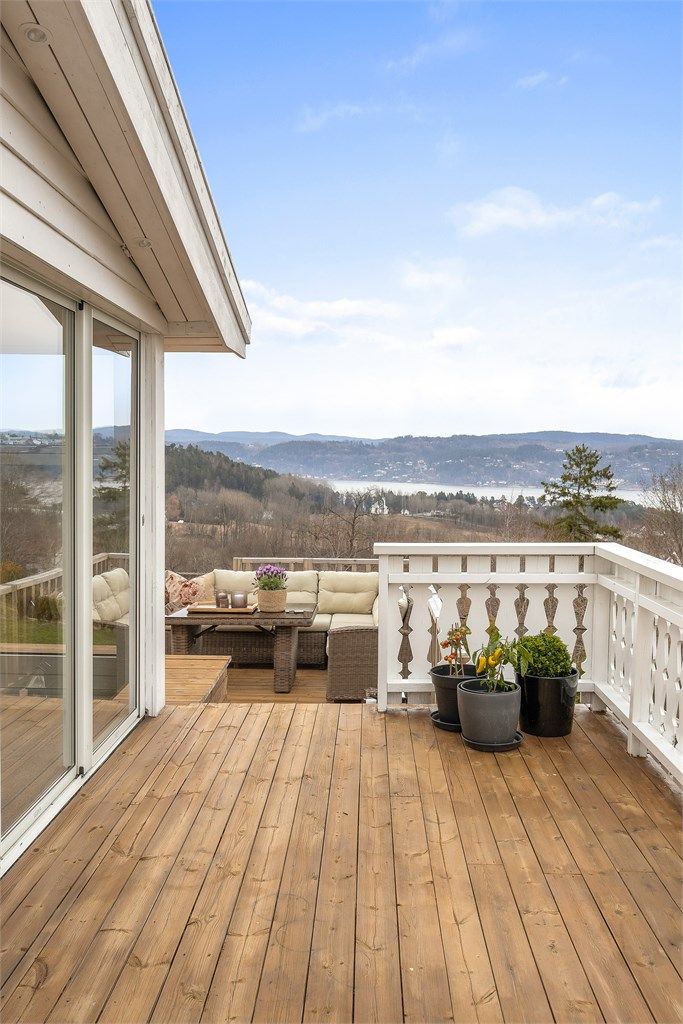 En av flere uteplasser med god plass til utemøbler og fin utsikt. Del av terrasse er ikke byggemeldt.