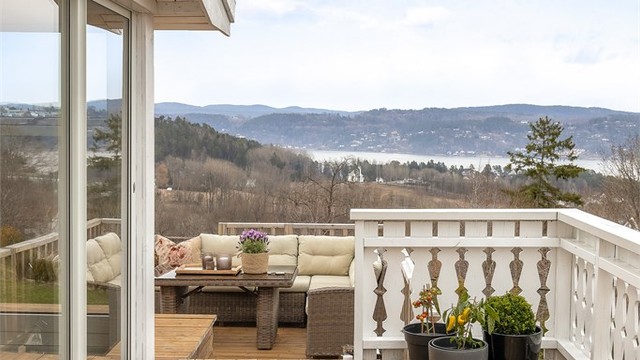 En av flere uteplasser med god plass til utemøbler og fin utsikt. Del av terrasse er ikke byggemeldt.