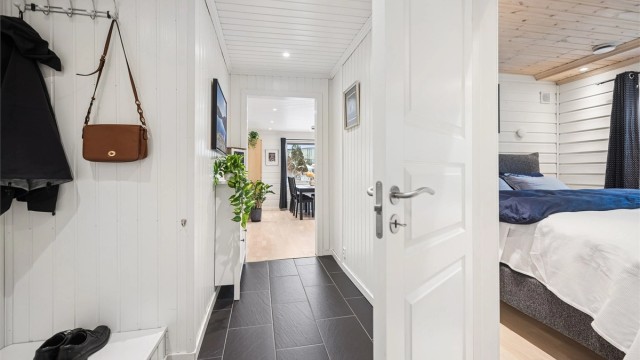 Entreen gir et godt førsteinntrykk av leiligheten. Her er det plass til å henge fra seg yttertøy på knaggrekke samt plass til flere skoskap om man ønsker dette.
