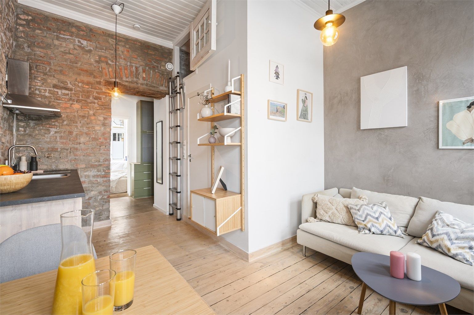 Stuen oppleves som både lys og romslig, med en svært behagelig atmosfære.