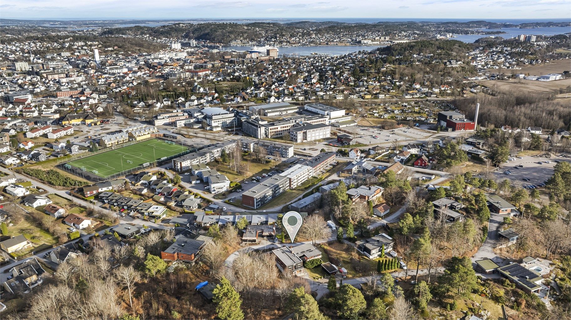 Med gangavstand til Sandefjord videregående skole og kort vei til barne- og ungdomsskole i nærområdet.