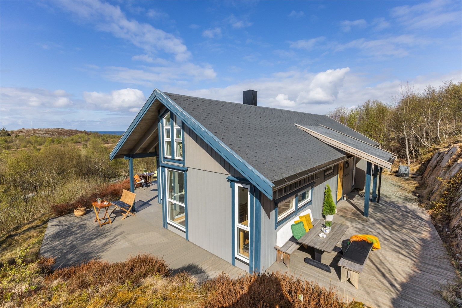 Terrassen og platt måler til sammen hele 70 kvm og har gode møbleringsmuligheter.