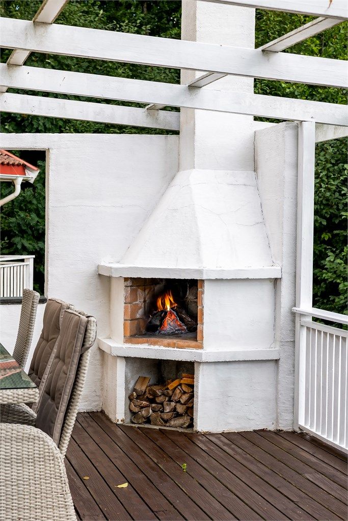Uteplassen har også en peisovn, som er ypperlig for kos og hygge på kjølige kvelder.