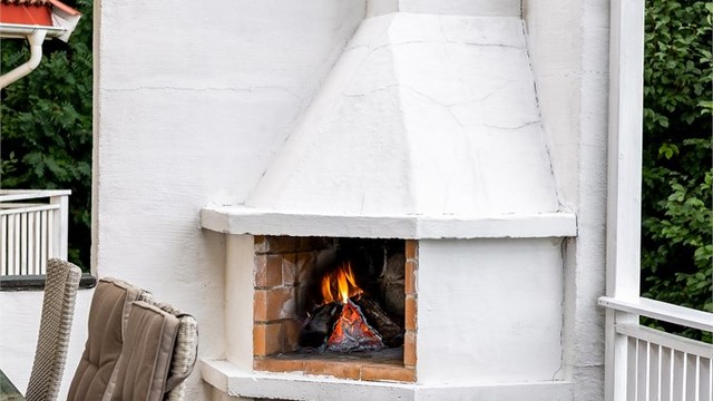 Uteplassen har også en peisovn, som er ypperlig for kos og hygge på kjølige kvelder.