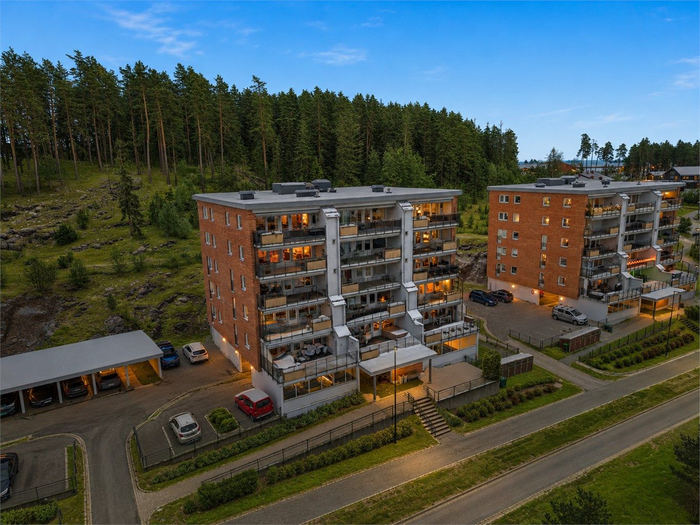 Leiligheten ligger på populære Brånåsen. Et veldrevet, stille og rolig sameie. (Bildet er redigert med AI og noe avvik kan forekomme) 