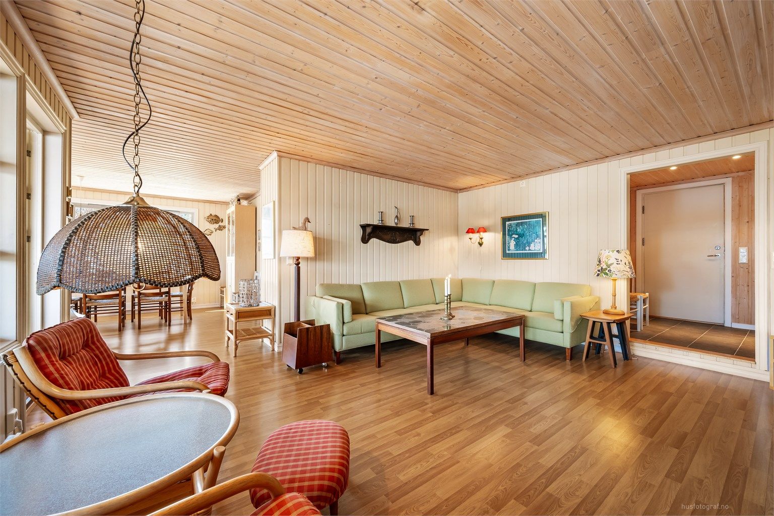 Den romslige stuen henger naturlig sammen med spisestuen og gir god plass for både avslapning og sosiale sammenkomster.