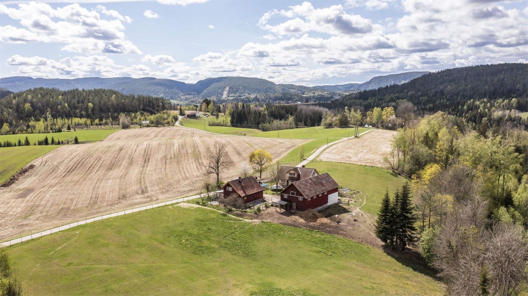 13,5 måls tomt fordelt på 3 innhegninger. 3 stallplasser i låven