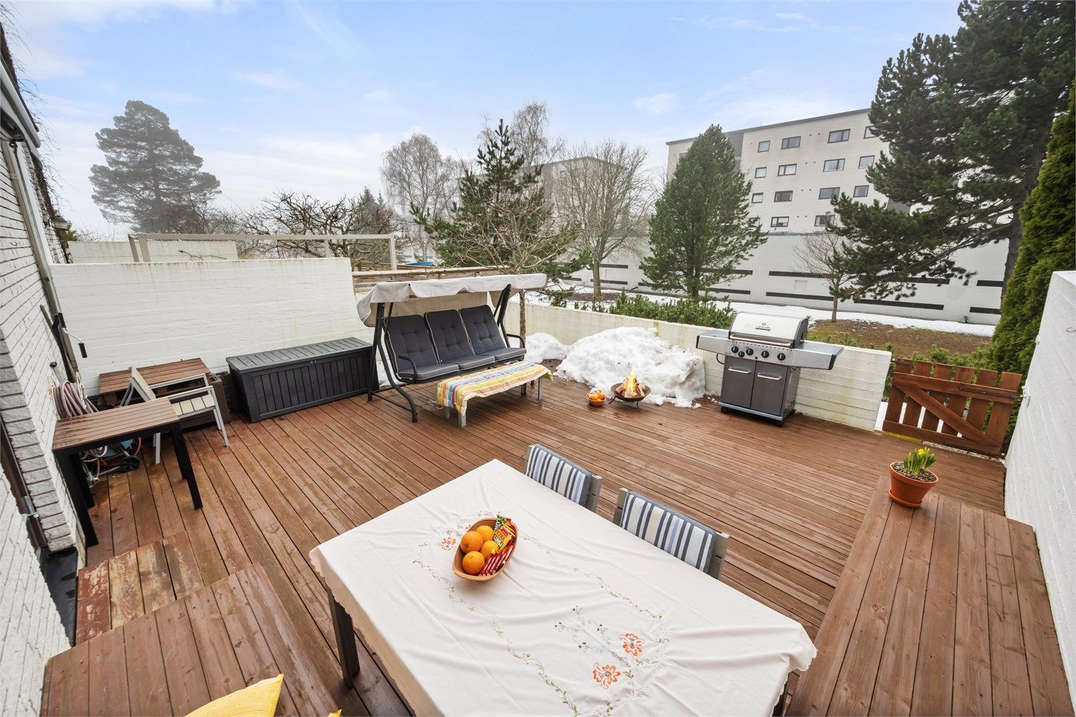 Terrassen på 41 m² har god plass til både spisebord og loungegruppe.