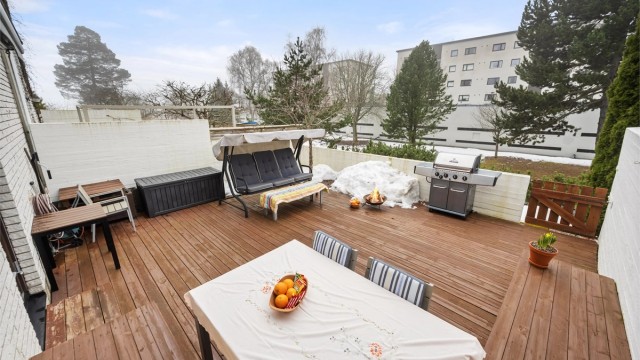 Terrassen på 41 m² har god plass til både spisebord og loungegruppe.