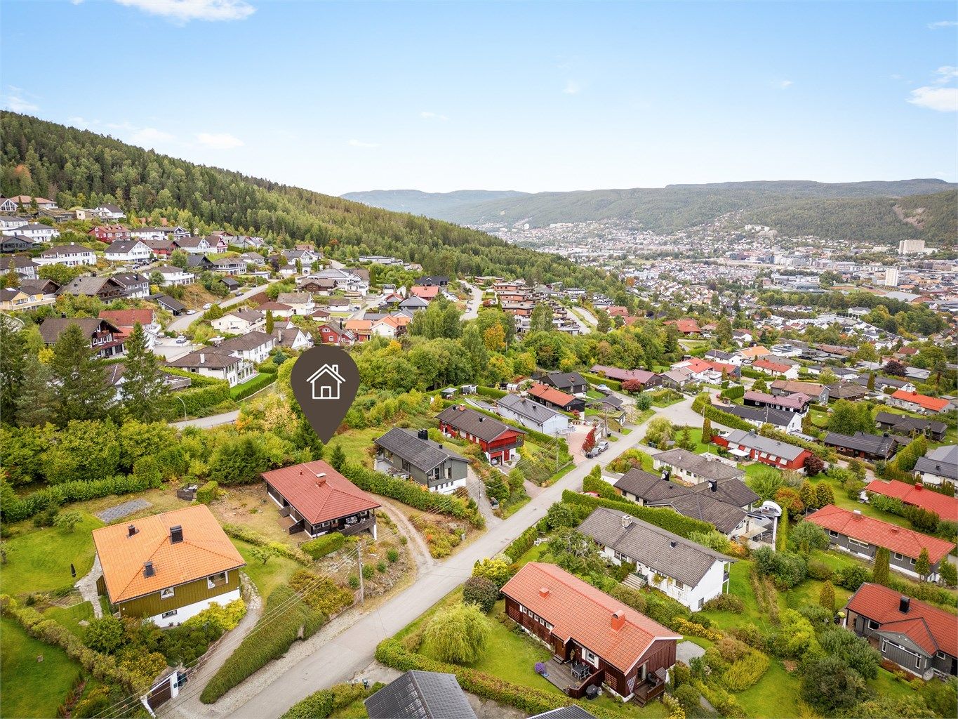 Eiendommen har en attraktiv beliggenhet i et veletablert og rolig boligstrøk.