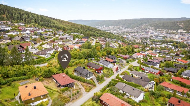 Eiendommen har en attraktiv beliggenhet i et veletablert og rolig boligstrøk.