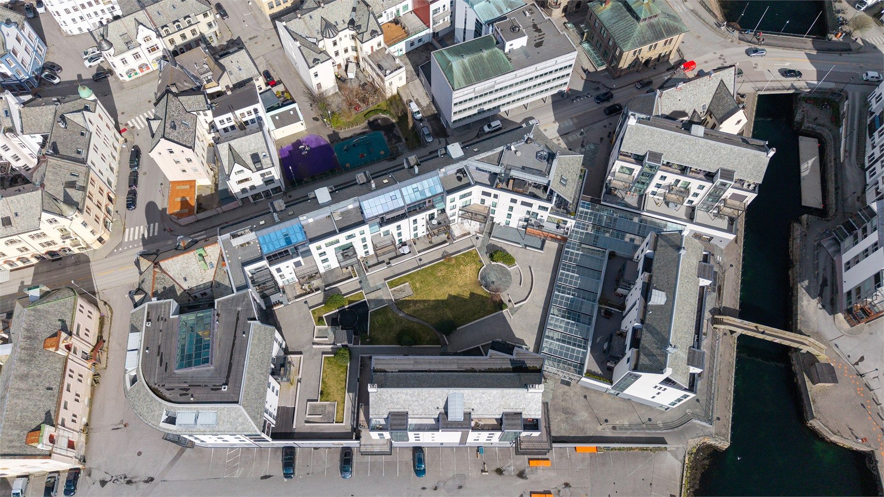 Oversikt over de skjermede, grønne fellesarealene som ligger tilbaketrukket fra gaten