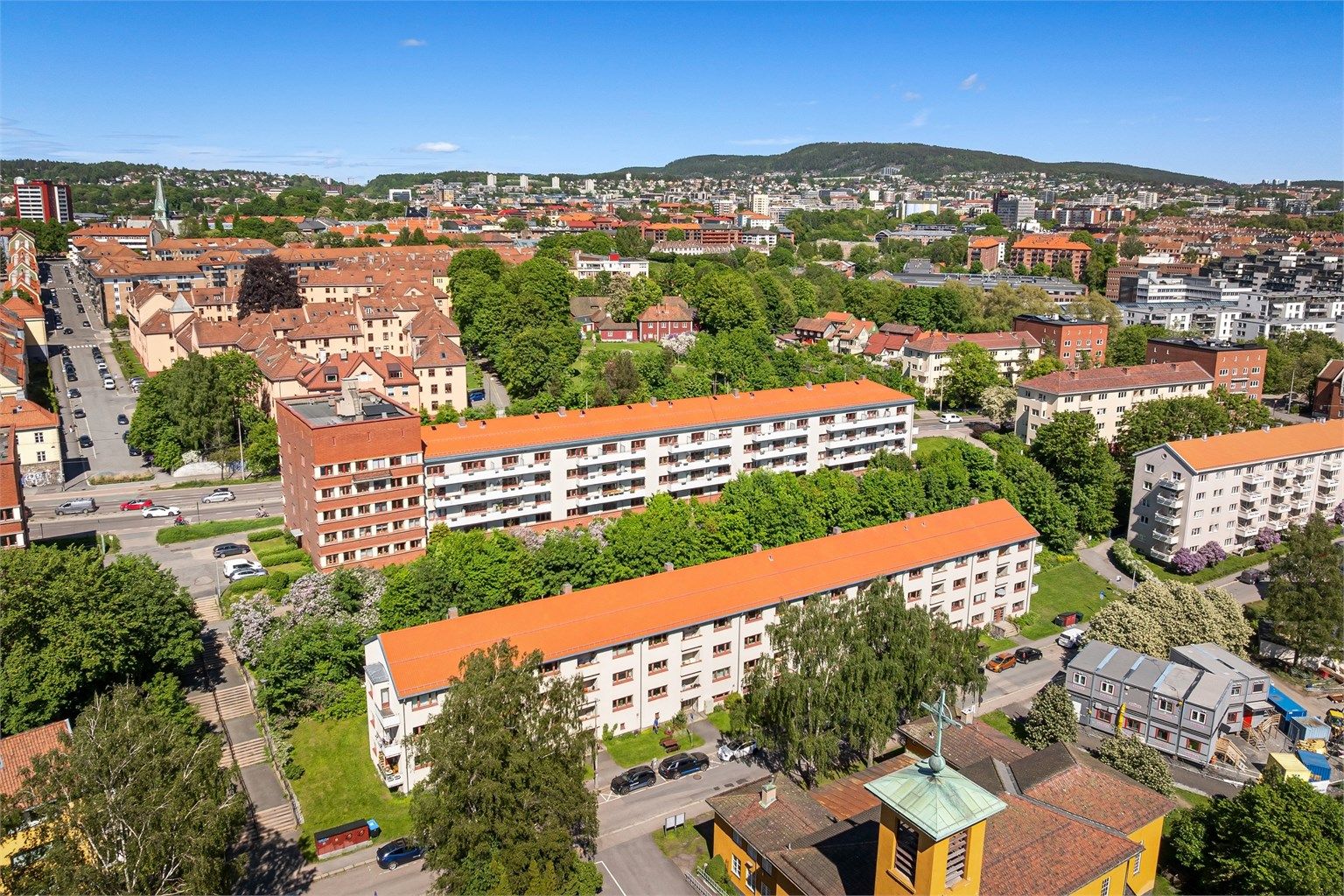 Beliggenheten gir enkel tilgang til både sentrum og marka.