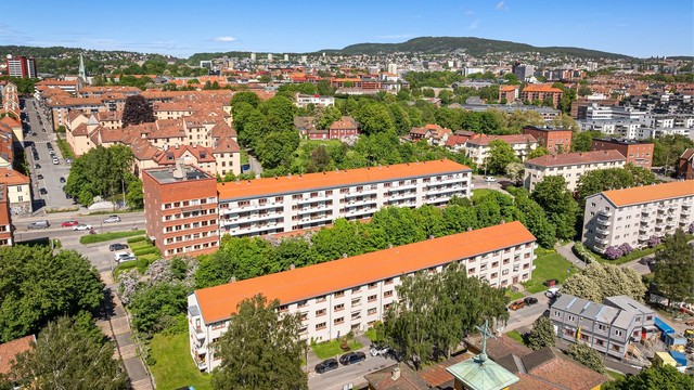 Beliggenheten gir enkel tilgang til både sentrum og marka.