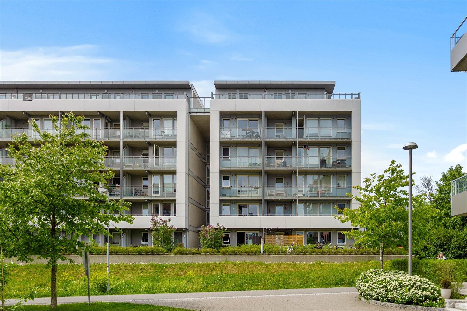 Moderne boligbygg fra 2008 med tidløse fasader i tegl og fasadeplater, samt heisadkomst i felles trappeoppgang.