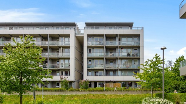 Moderne boligbygg fra 2008 med tidløse fasader i tegl og fasadeplater, samt heisadkomst i felles trappeoppgang.