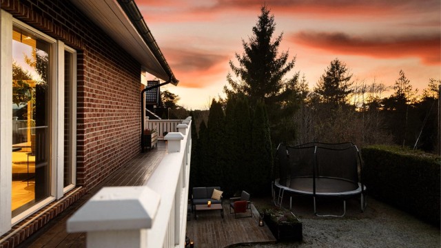 Hagen er lettstelt og en avskjermet, trygg lekeplass for familiens yngste.