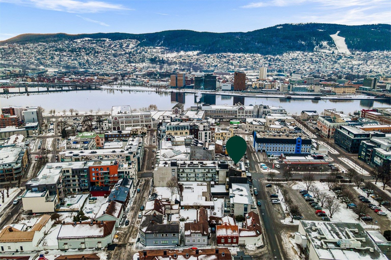 Drammen stasjon er innen gangavstand, noe som gir enkel tilgang til togforbindelser.