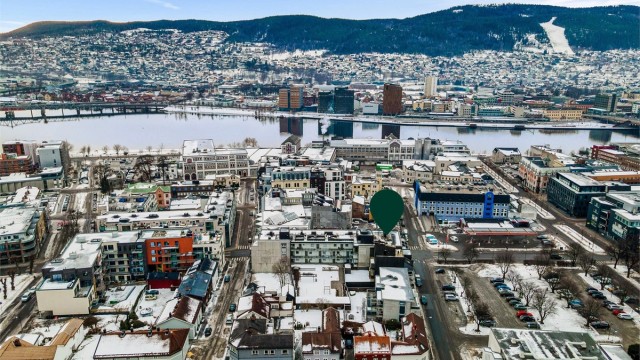 Drammen stasjon er innen gangavstand, noe som gir enkel tilgang til togforbindelser.