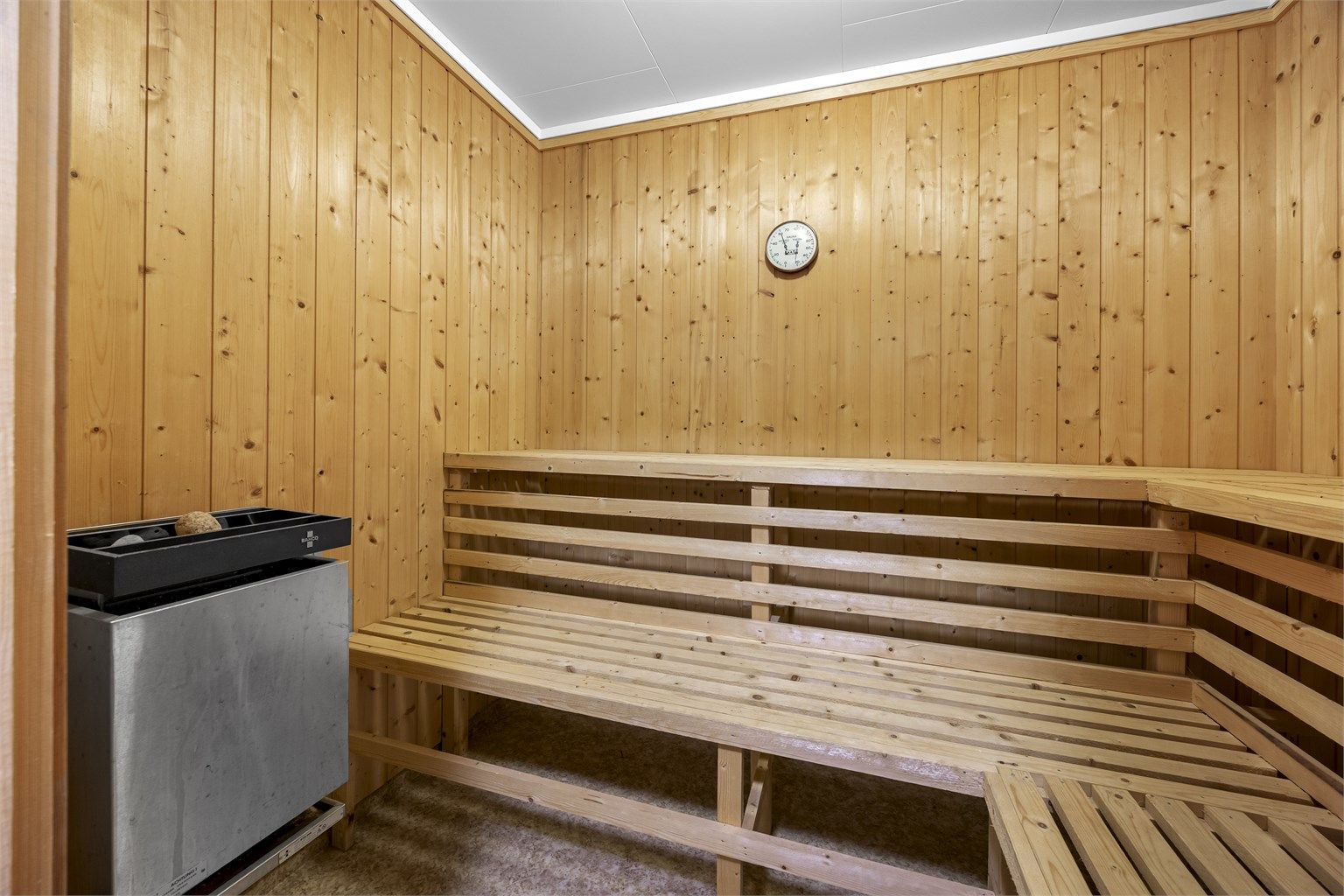 I tilknytning til badet ligger en romslig badstue med elektrisk ovn.