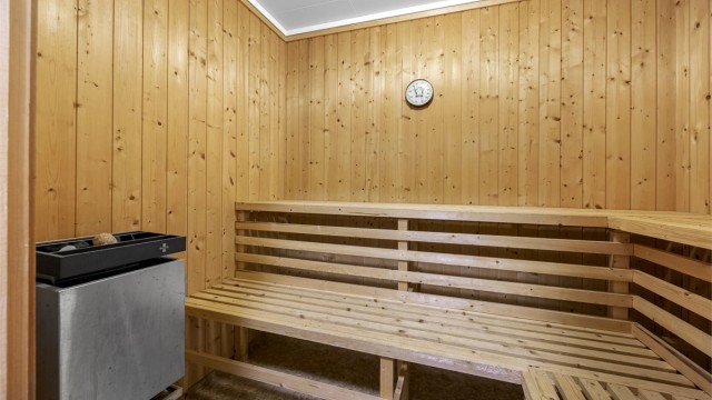 I tilknytning til badet ligger en romslig badstue med elektrisk ovn.