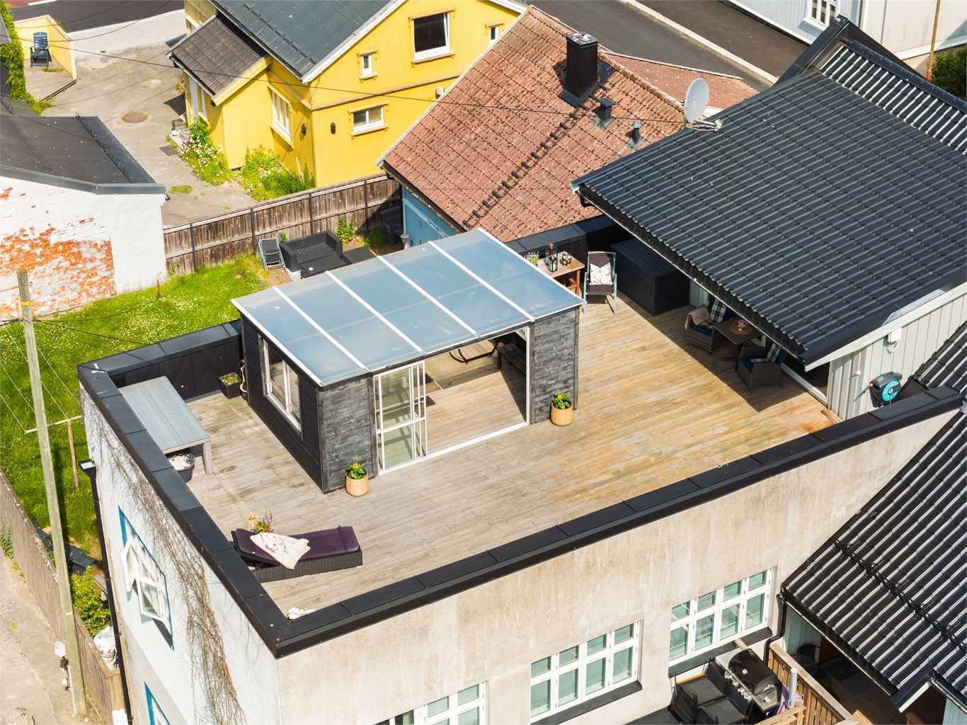 Det er få leiligheter i byen som kan måle seg med denne når kvaliteten av den store takterrassen vektlegges.