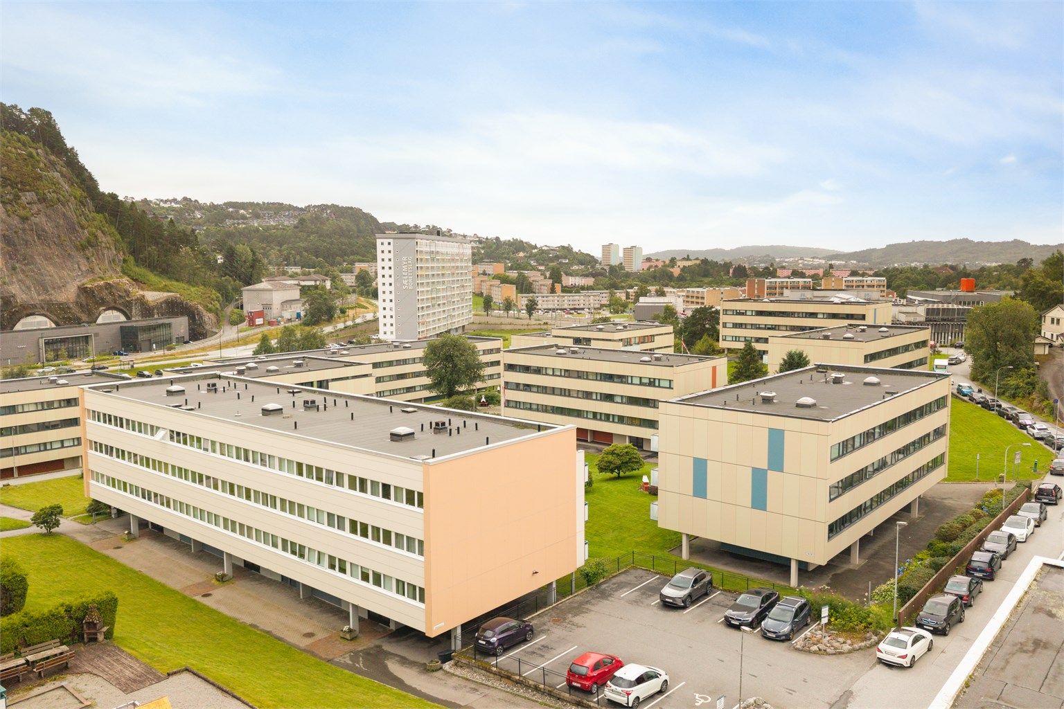 Kort vei til offentlig transport, med Bybanen ved Fyllingsdalen terminal ca. 8 minutter unna.