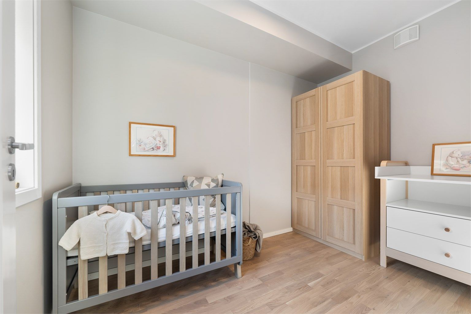 Leilighetens andre soverom, perfekt som barnerom eller gjesterom