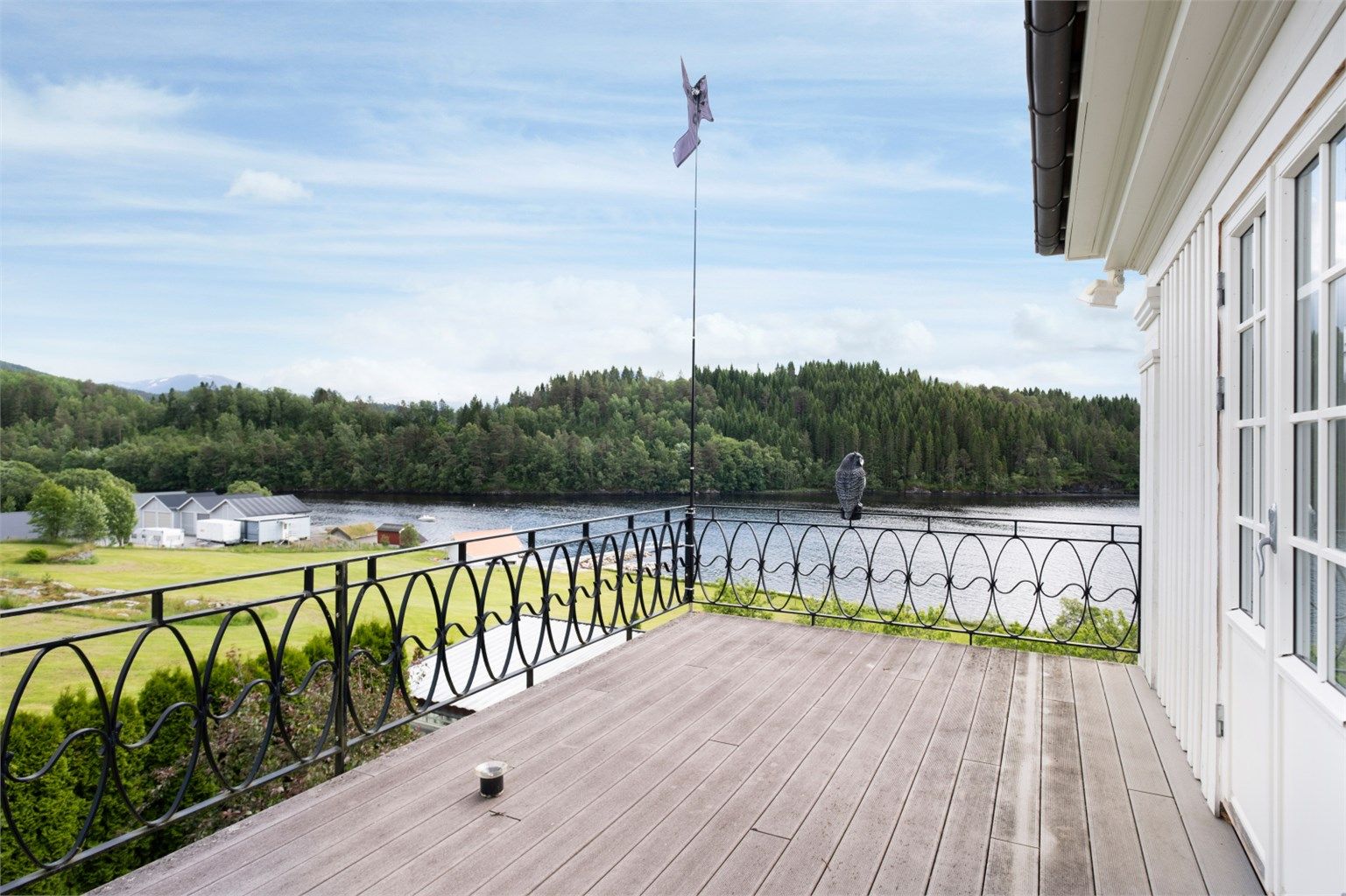 Den 18 m² store takterrassen har komposittbord fra 2009 og et elegant smijernsrekkverk. Adkomst til terrassen fra hvoedsoverom