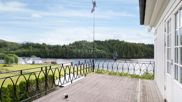 Den 18 m² store takterrassen har komposittbord fra 2009 og et elegant smijernsrekkverk. Adkomst til terrassen fra hvoedsoverom