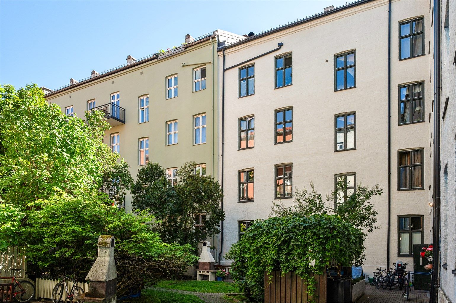 Leiligheten ligger i en klassisk bygård på populære Grünerløkka, et steinkast fra Birkelunden.