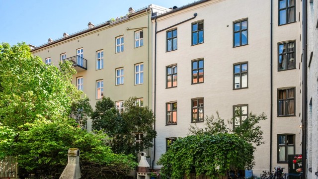 Leiligheten ligger i en klassisk bygård på populære Grünerløkka, et steinkast fra Birkelunden.