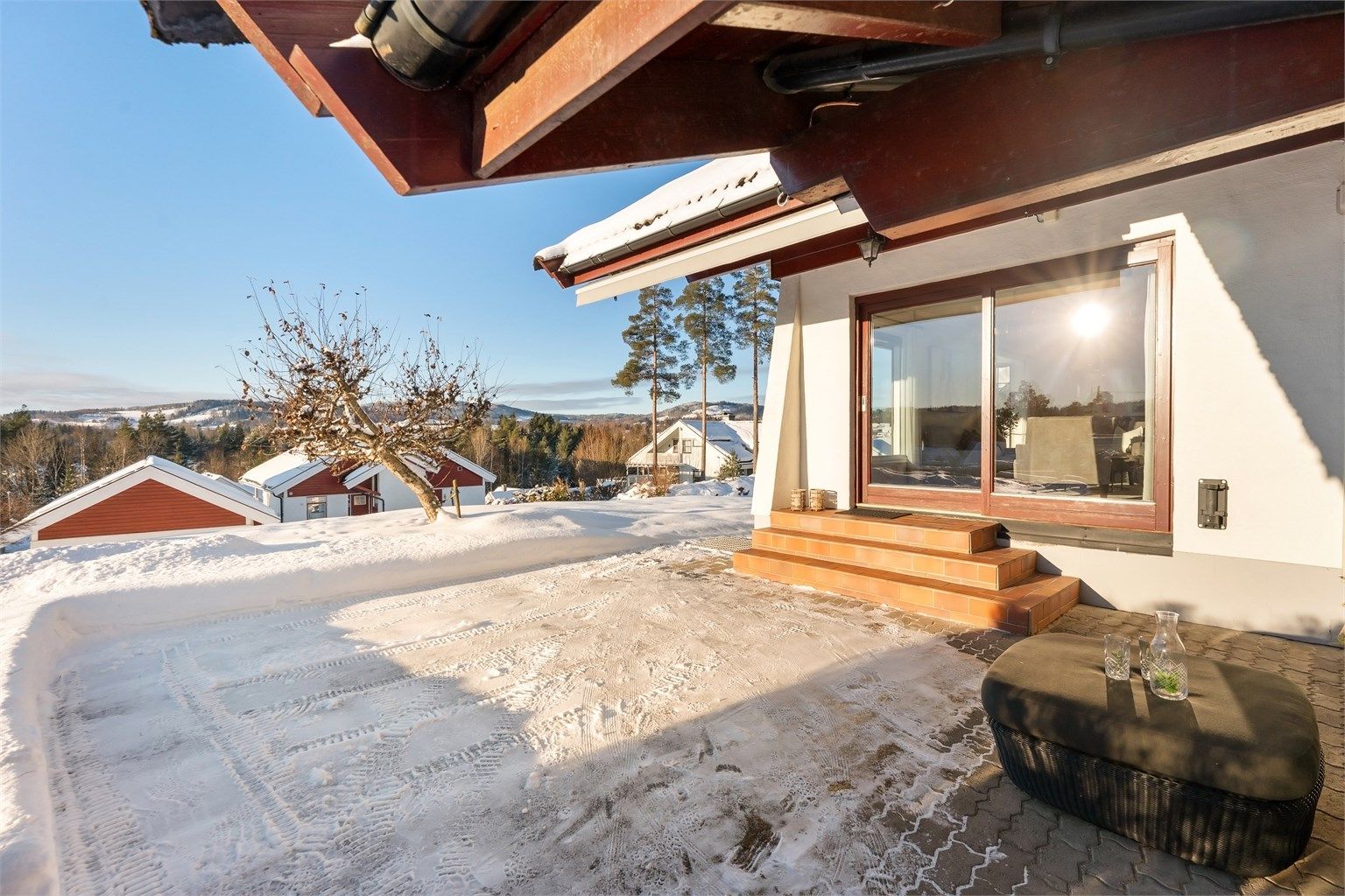 Terrassen er delvis overbygget, noe som gir ly for vær og vind.