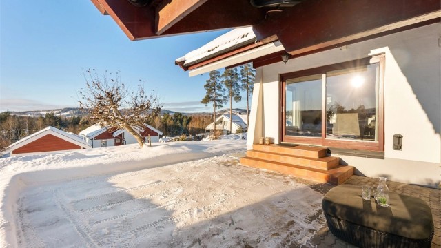 Terrassen er delvis overbygget, noe som gir ly for vær og vind.