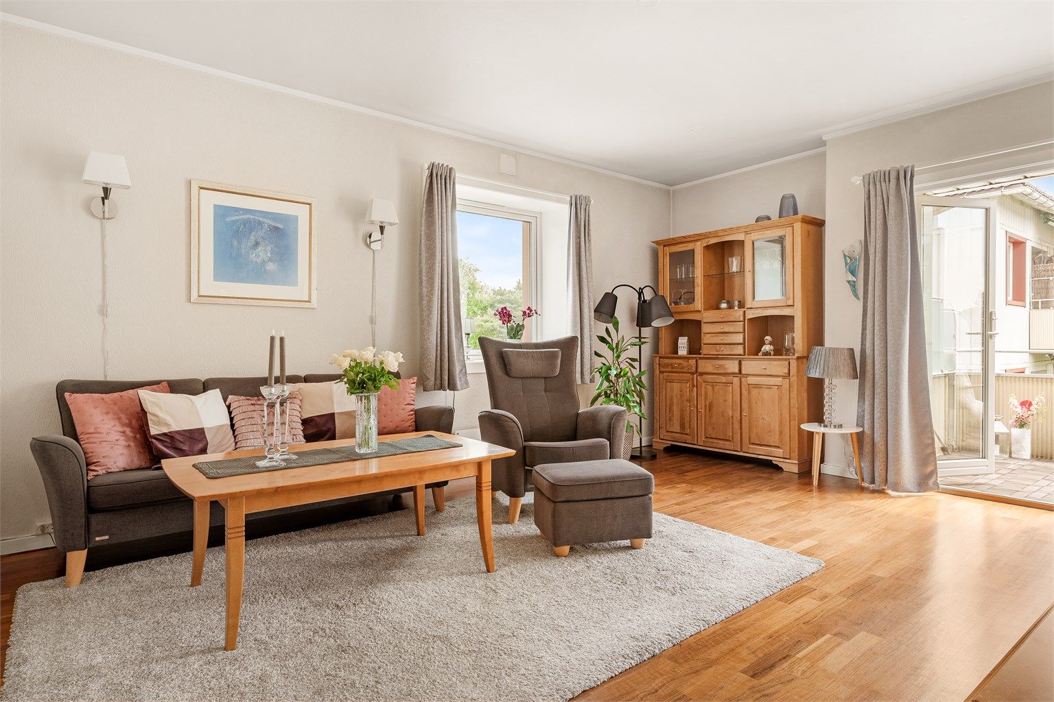 Romslig stue med god plass til både sofagruppe og annet tilhørende stuemøblement. 